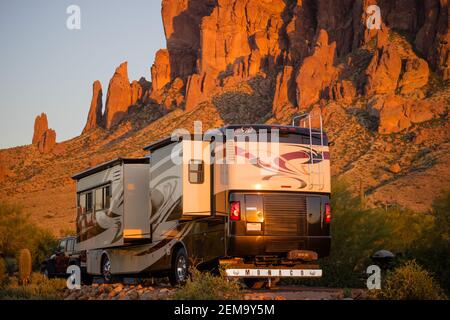 Apache Junction, AZ, Etats-Unis - 29 octobre 2019 : profiter de la vue captivée de notre RV Banque D'Images