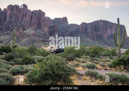 Apache Junction, AZ, Etats-Unis - 30 octobre 2019 : profiter de la vue captivée de notre RV Banque D'Images