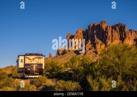 Apache Junction, AZ, Etats-Unis - 30 octobre 2019 : profiter de la vue captivée de notre RV Banque D'Images