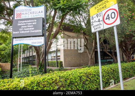 École secondaire de filles Mackellar à Sydney avec panneau de zone scolaire Et enseigne électronique de l'école, Sydney, Australie Banque D'Images