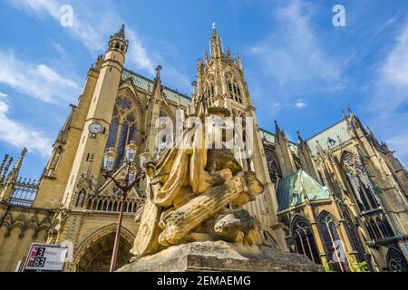 Une place d'armes symbolisme martial sculptures avec vue sur la tour de la Mutte et la tour d'horloge de la cathédrale de Metz, Metz, Lorraine, département de Moselle, Banque D'Images