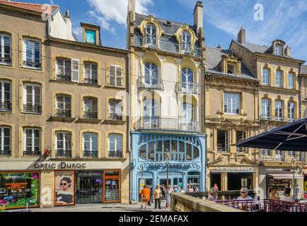 Façades de maisons urbaines de style Art Nouveau et Haussmann Urbanisme rue de Ladoucette, Metz, Lorraine, département de Moselle, région du Grand est, France Banque D'Images