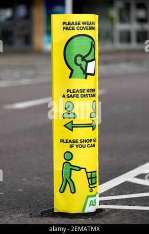 SOUTHEND-ON-SEA, ESSEX, Royaume-Uni - 19 JANVIER 2021 : panneau de couverture de bollard au supermarché donnant des conseils de distanciation sociale pendant le confinement du coronavirus Banque D'Images