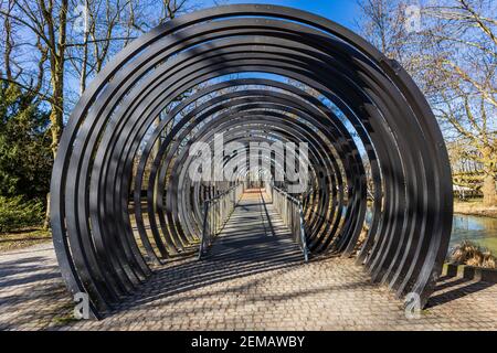 De Slinky Springs au pont de la renommée en traversant le canal Rhin-Herne à Oberhausen, en Allemagne. Partie de Emscherkunst par Tobias Rehberger. Banque D'Images