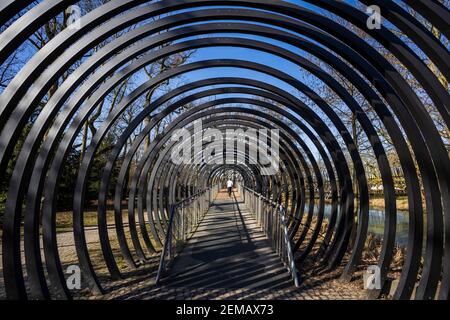 De Slinky Springs au pont de la renommée en traversant le canal Rhin-Herne à Oberhausen, en Allemagne. Partie de Emscherkunst par Tobias Rehberger. Banque D'Images
