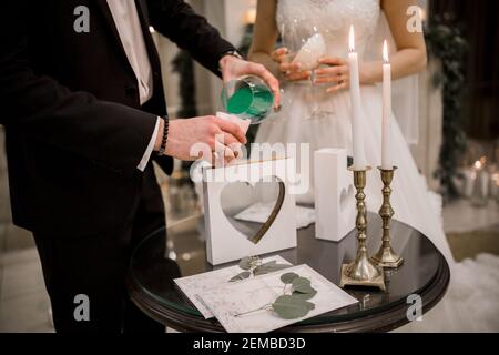 marié avec la mariée à la cérémonie de sable à la mariage Banque D'Images