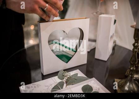 marié avec la mariée à la cérémonie de sable à la mariage Banque D'Images