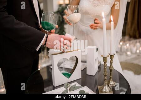 marié avec la mariée à la cérémonie de sable à la mariage Banque D'Images