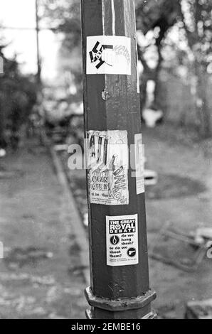 Des autocollants comprenant des thèmes antifascistes, républicains et anti-route ornent un poste de lampe à Claremont Road, Londres, sur le site de la M11 route de lien manifestations, 1994 Banque D'Images