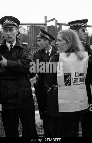 Un observateur légal de Liberty, le groupe de pression sur la liberté civile, affronte un officier de police métropolitaine lors de manifestations anti-routières sur la route M11 Link Road, à l'est de Londres, en 1994 Banque D'Images