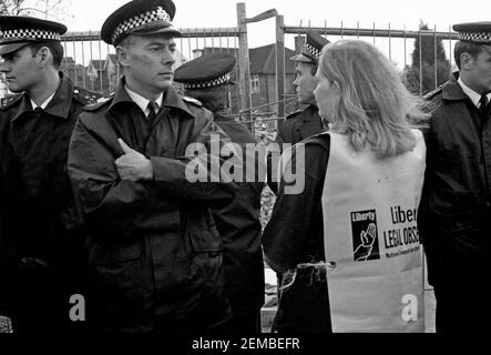 Un observateur légal de Liberty, le groupe de pression sur la liberté civile, affronte un officier de police métropolitaine lors de manifestations anti-routières sur la route M11 Link Road, à l'est de Londres, en 1994 Banque D'Images