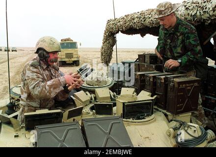 Photo du dossier datée du 14/01/91 d'un véhicule blindé britannique commandant de la 16e/5e Brigade blindée de la Reine (7e Brigade blindée) recevant des munitions, au milieu du désert saoudien, à l'approche de la date limite des Nations Unies (ONU) pour que les forces irakiennes se retirent du Koweït, au cours de la guerre du Golfe de 1991. Date d'émission : jeudi 25 février 2021. Margaret Thatcher a été invitée par un collègue du gouvernement à ne pas se lancer dans une campagne de diffamation contre Saddam Hussein au début de la guerre du Golfe, alors que les inquiétudes suscitées par les relations d'armement de la Grande-Bretagne avec le régime irakien, ont révélé des articles précédemment classés. Étranger de Banque D'Images