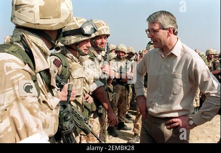 Photo du dossier datée du 08/01/91, le Premier ministre de l'époque, John Major, rencontra des soldats du 3e Bataillon des rats du désert dans l'est de l'Arabie saoudite, pendant la guerre du Golfe de 1991. Date d'émission : jeudi 25 février 2021. Margaret Thatcher a été invitée par un collègue du gouvernement à ne pas se lancer dans une campagne de diffamation contre Saddam Hussein au début de la guerre du Golfe, alors que les inquiétudes suscitées par les relations d'armement de la Grande-Bretagne avec le régime irakien, ont révélé des articles précédemment classés. Le ministre des Affaires étrangères William Waldegrave a déclaré que la « propagande » contre Saddam, demandée par le premier ministre de l'époque, n'était pas difficile à venir b Banque D'Images