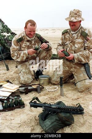 Photo du dossier datée du 14/01/91 du Caporal Mick Gibson (à gauche) et du trooper David Fairclough, de Stoke-on-Trent, servant avec les 16e/5e Royal Lancer de la Reine (7e Brigade blindée), de premières grenades à main vivantes dans le désert saoudien, pendant la guerre du Golfe de 1991. Date d'émission : jeudi 25 février 2021. Margaret Thatcher a été invitée par un collègue du gouvernement à ne pas se lancer dans une campagne de diffamation contre Saddam Hussein au début de la guerre du Golfe, alors que les inquiétudes suscitées par les relations d'armement de la Grande-Bretagne avec le régime irakien, ont révélé des articles précédemment classés. Le ministre des Affaires étrangères William Waldegrave a déclaré « propaguan Banque D'Images