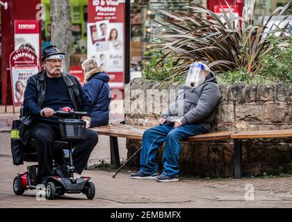 Vieil homme avec une grande barbe fumant pipe de tabac derrière le visage masque de protection les personnes âgées se sont fait passer par les clients qui se sont démarés Centre-ville pendant le confinement de Covid 19 Banque D'Images