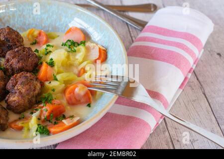 Mélange crémeux de légumes avec carottes et chou servis avec frits boulettes de viande sur une plaque profonde avec espace de copie Banque D'Images