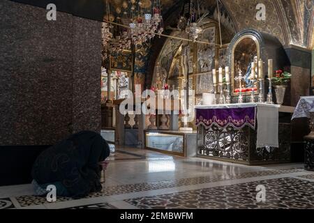 Un pèlerin chrétien prie devant l'autel de Notre Dame des Sorrows ou Stabat Mater dans le Calvaire Ou Golgotha dans l'Église du Saint-Sépulcre à Jérusalem-est Israël Banque D'Images