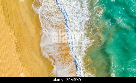 Vue aérienne d'une plage méditerranéenne en Occitanie, France Banque D'Images