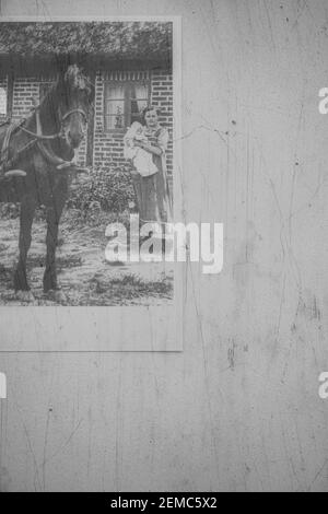 Directement au-dessus de 1910 photo rurale noir et blanc de la femme tenant bébé à côté de cheval, Suède. Concept de vie rurale, 1900, antan, famille Banque D'Images