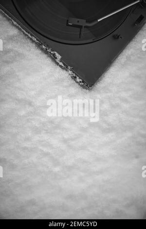 Directement au-dessus de l'aiguille sur un vinyle de 33 tr/min sur un ancien record de joueur dans la neige. Concept, rétro, différent, étrange, nostalgie, antan Banque D'Images