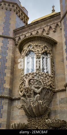 Détail d'une fenêtre ornée dans le Palais Pena, Sintra, Portugal Banque D'Images