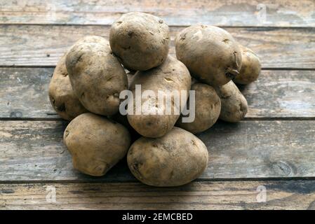 Tas de pommes de terre se trouvant sur des planches Banque D'Images