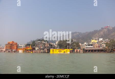 Vue sur la rivière Ganges et le célèbre Har ki Pauri ghat dans Haridwar pendant Kumbh mela. Kumbh Mela est un grand pèlerinage massif qui a lieu tous les 12 ans Banque D'Images
