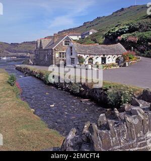 1996 vue sur le paysage et l'histoire depuis le pont de la rivière Valency Le magasin Harbour Light Pixie a plus tard détruit en 2004 la dévastation des inondations Boscastle Cornwall Angleterre image d'archives du Royaume-Uni de la façon nous étaient Banque D'Images