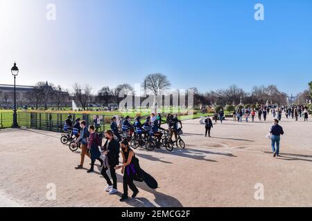 Les Parisiens apprécient le jardin des Tuileries malgré la pandémie Covid-19, avec le beau temps chaud de printemps à Paris, France, le 24 février 2021. Photo de Jana appelez-moi J/ABACAPRESS.COM Banque D'Images