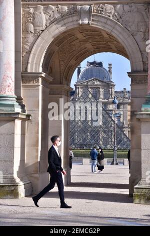 Les Parisiens apprécient le jardin des Tuileries malgré la pandémie Covid-19, avec le beau temps chaud de printemps à Paris, France, le 24 février 2021. Photo de Jana appelez-moi J/ABACAPRESS.COM Banque D'Images