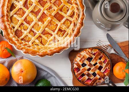 gâteau rempli de confiture et de tranches d'agrumes mandarin Banque D'Images