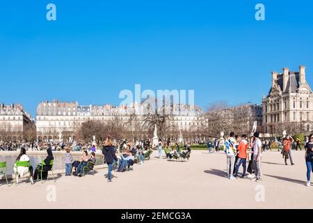 Les Parisiens apprécient le jardin des Tuileries malgré la pandémie Covid-19, avec le beau temps chaud de printemps à Paris, France, le 24 février 2021. Photo de Jana appelez-moi J/ABACAPRESS.COM Banque D'Images
