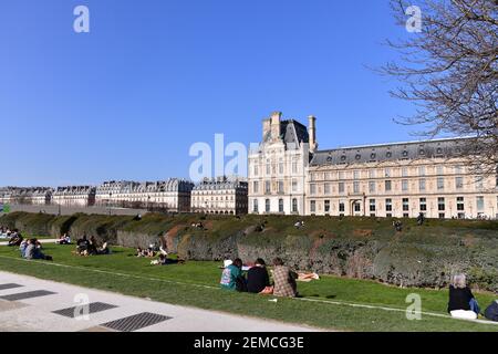 Les Parisiens apprécient le jardin des Tuileries malgré la pandémie Covid-19, avec le beau temps chaud de printemps à Paris, France, le 24 février 2021. Photo de Jana appelez-moi J/ABACAPRESS.COM Banque D'Images