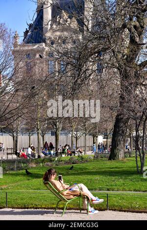 Les Parisiens apprécient le jardin des Tuileries malgré la pandémie Covid-19, avec le beau temps chaud de printemps à Paris, France, le 24 février 2021. Photo de Jana appelez-moi J/ABACAPRESS.COM Banque D'Images