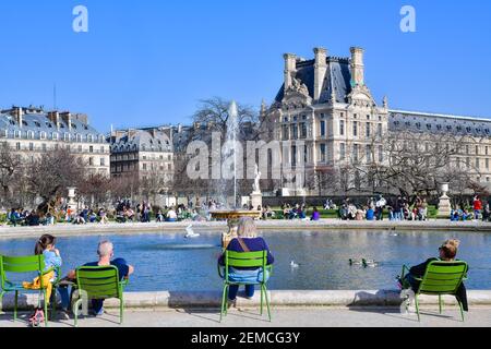 Les Parisiens apprécient le jardin des Tuileries malgré la pandémie Covid-19, avec le beau temps chaud de printemps à Paris, France, le 24 février 2021. Photo de Jana appelez-moi J/ABACAPRESS.COM Banque D'Images