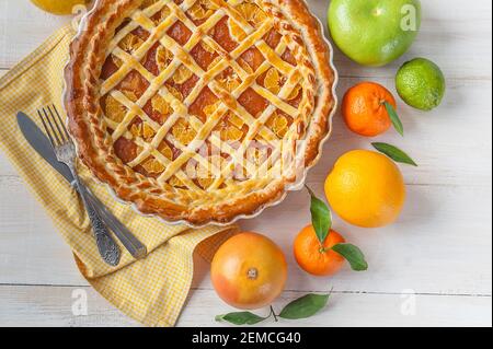 gâteau rempli de confiture et de tranches d'agrumes mandarin Banque D'Images