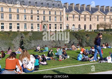 Les Parisiens apprécient le jardin des Tuileries malgré la pandémie Covid-19, avec le beau temps chaud de printemps à Paris, France, le 24 février 2021. Photo de Jana appelez-moi J/ABACAPRESS.COM Banque D'Images