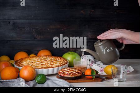 gâteau rempli de confiture et de tranches d'agrumes mandarin Banque D'Images