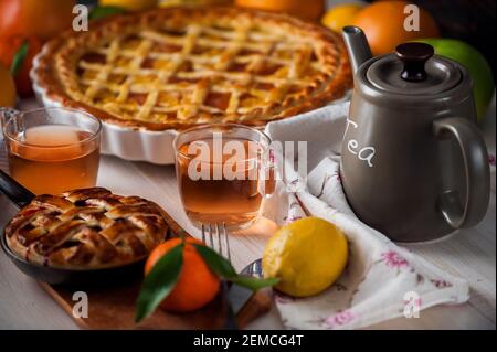 gâteau rempli de confiture et de tranches d'agrumes mandarin Banque D'Images