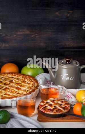 gâteau rempli de confiture et de tranches d'agrumes mandarin Banque D'Images