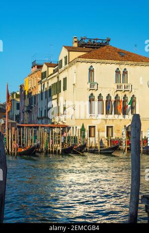 Venise, Italie - 30 septembre 2018 : quai pour gondoles et bateaux à Venise Banque D'Images