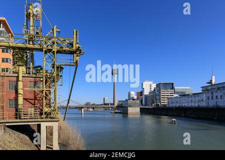 Medienhafen, quartier populaire redéveloppé du port des médias avec des bâtiments Gehry, Düsseldorf, Allemagne Banque D'Images