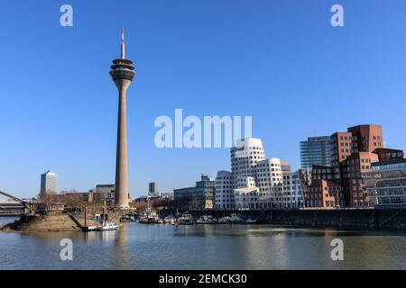 Tour du Rhin et Media port de MedienHafen avec bâtiments Gehry, Düsseldorf, Allemagne Banque D'Images