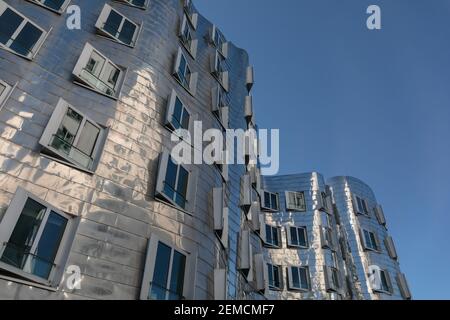 Neuer Zollhof ou Der Neue Zollhof (le Nouveau Zollhof), bâtiment revêtu d'acier inoxydable par l'architecte Frank O. Gehry, Düsseldorf MedienHafen, Düsseldorf, Banque D'Images