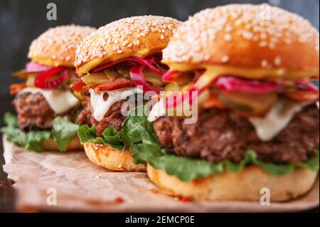 un délicieux et juteux burger maison dans un style rustique avec une grosse hache de bœuf Banque D'Images