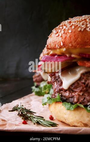 un délicieux et juteux burger maison dans un style rustique avec une grosse hache de bœuf Banque D'Images