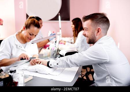 Soin de manucure avec planche à émeri dans un salon de manucure Banque D'Images