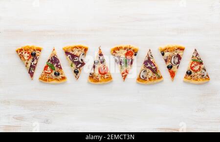 Pizza fraîche dans un style italien rustique avec des olives jerky champignons et trois sortes de fromage sur un bois clair arrière-plan Banque D'Images