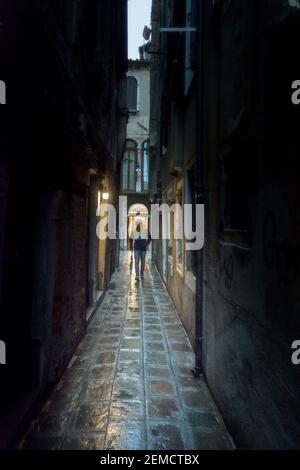 Venise, Italie - OCT 01, 2018 : rues étroites de Venise pendant une nuit mystérieuse Banque D'Images