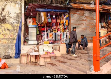 Haridwar, Uttarakhand, Inde, février 2021: Une vue sur le marché de rue dans la ville de Haridwar près de Har ki Pauri Banque D'Images